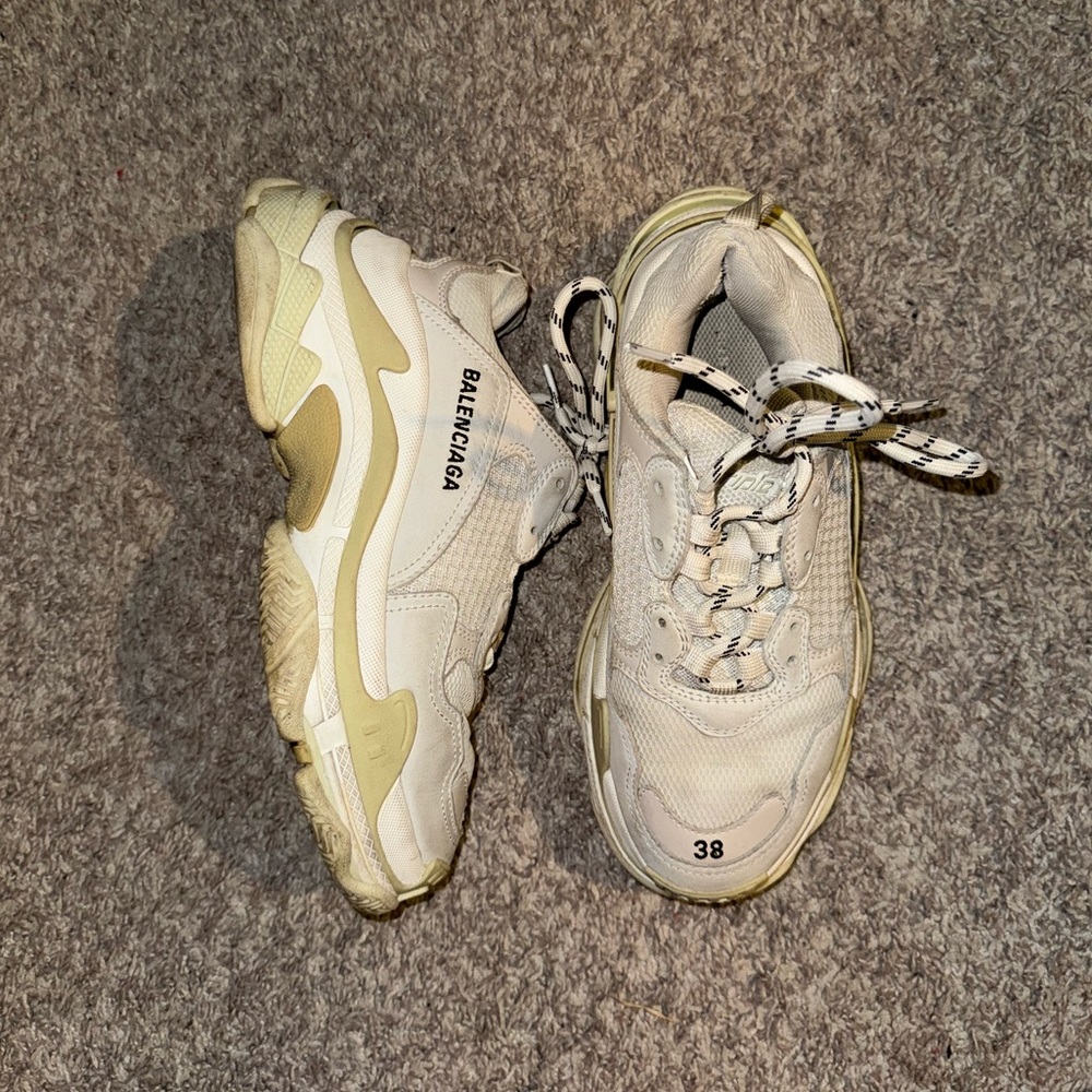 Balenciage Sneakers white and cream Triple S